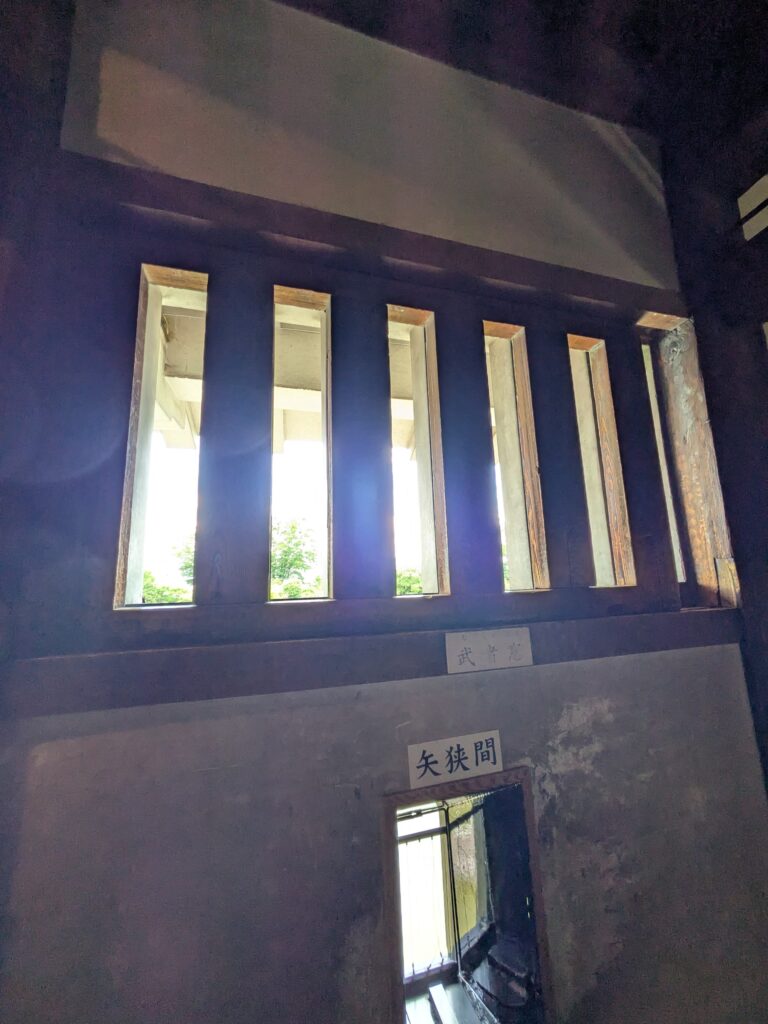 松本城内矢狭間